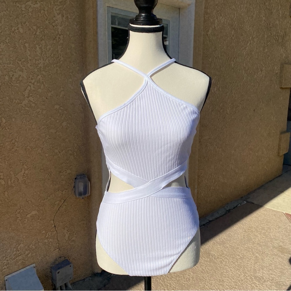 ZARA Ribbed Cut Out Halter Bodysuit in White size medium new with tags